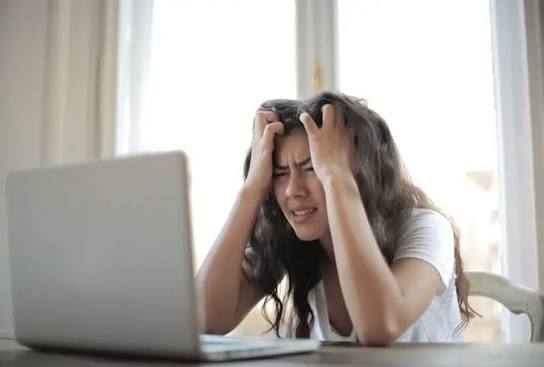 Silent Burnout di Era Digital: Saatnya Mengatur Ulang Ritme Tidur dan Detoks Dopamin Demi Menyelamatkan Kinerja Otak